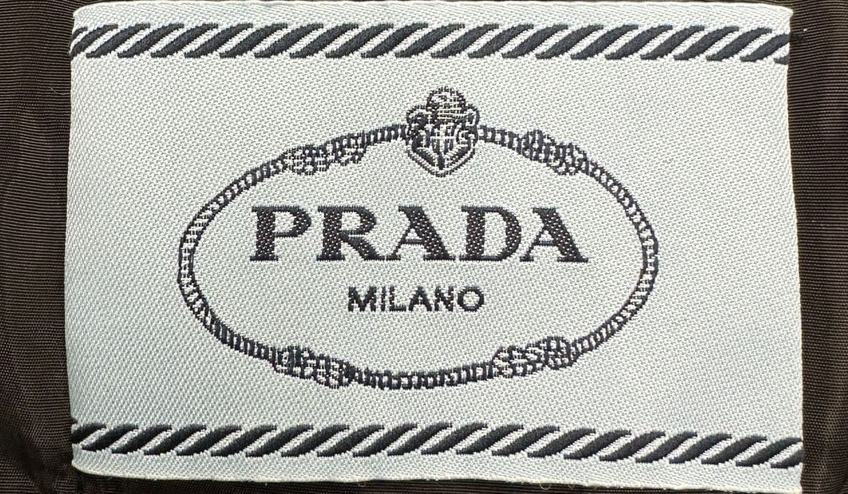 Гравировки Prada на фурнитуре
